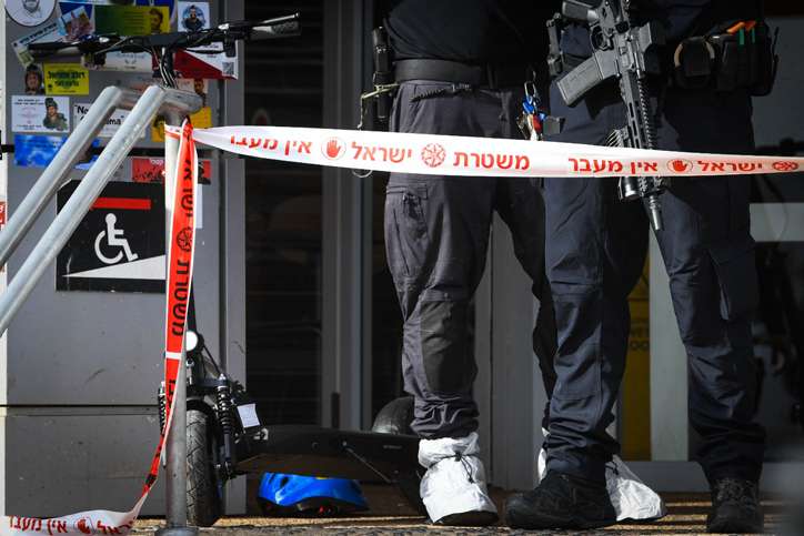 Police and security personnel at the scene of a stabbing attack in Beit Kama Junction, southern Israel, March 14, 2024. Photo by Dudu Greenspan/Flash90