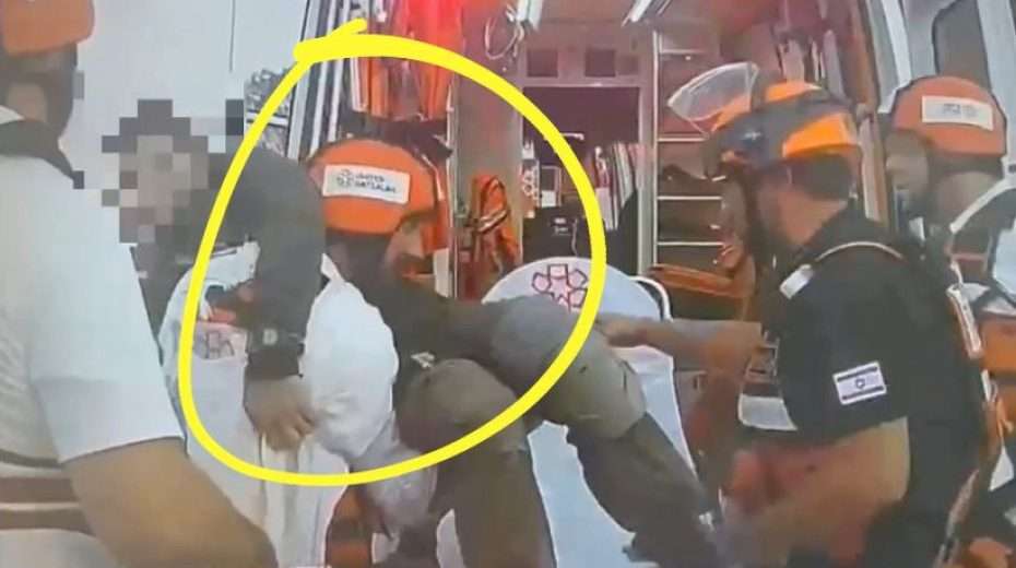 Eli Rott rescues an IDF soldier in southern Israel on Oct. 7, 2023. Photo: United Hatzalah.