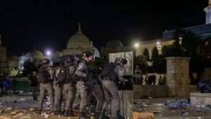 Muslims attack Border Police officers on the Temple Mount in Jerusalem during Ramadan, May 7, 2021. Photo by Jamal Awad/Flash90.