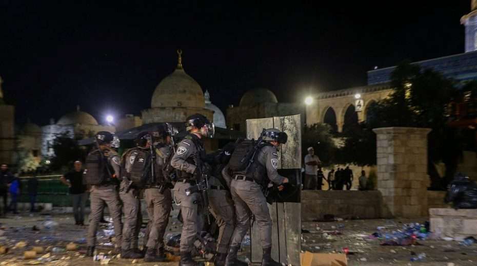 Muslims attack Border Police officers on the Temple Mount in Jerusalem during Ramadan, May 7, 2021. Photo by Jamal Awad/Flash90.