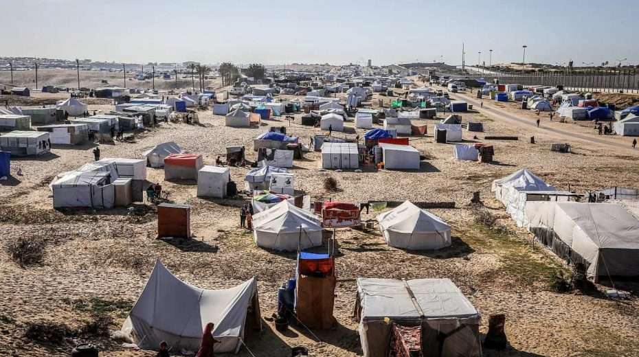 Displaced Palestinians pitch tents next to the Egyptian border with the city of Rafah in the southern Gaza Strip on March 8, 2024. Photo by Abed Rahim Khatib/Flash90.