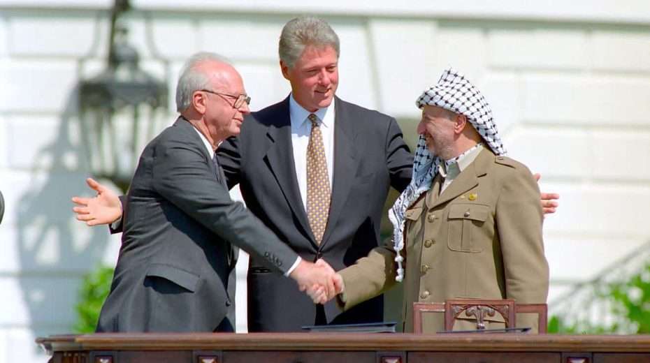 US President Bill Clinton looks on as Israeli Prime Minister Yitzhak Rabin and Palestine Liberation Organization head Yasser Arafat shake hands at the signing of the Oslo Accords on Sept. 13, 1993. Credit: William J. Clinton Presidential Library/National Archives & Records Administration.