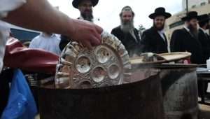 Cleaning kitchen utensils for the upcoming Passover celebration in Bnei Brak. Archive image: Gili Yaari/Flash 90