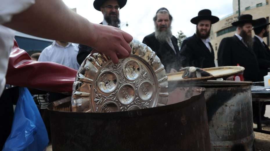 Cleaning kitchen utensils for the upcoming Passover celebration in Bnei Brak. Archive image: Gili Yaari/Flash 90