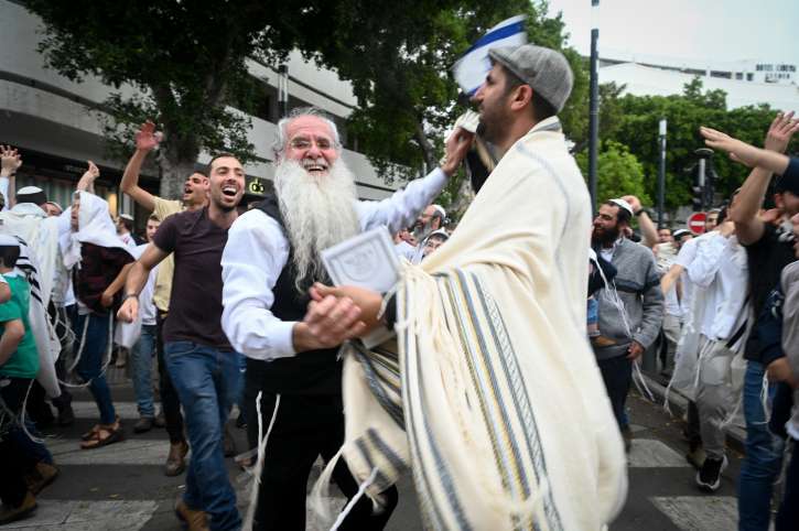 Orthodox Jews pray and dance around Dizengoff Square in Tel Aviv, during Passover 2023. Photo by Avshalom Sassoni/FLASH90