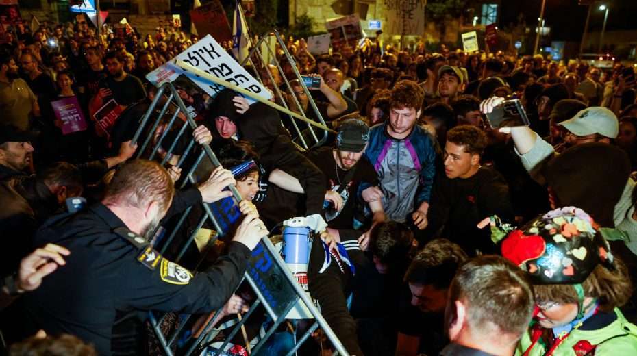 Police and demonstrators at a rally for the release of the Israeli hostages in the Gaza Strip and against the current Israeli government in Jerusalem, March 30, 2024. Photo: Chaim Goldberg/Flash90