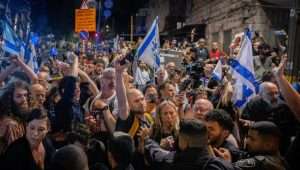 Police clash with demonstrators during a an anti-government protest outside the Prime Minister's official residence in Jerusalemon April 2, 2024. Photo by Chaim Goldberg/Flash90