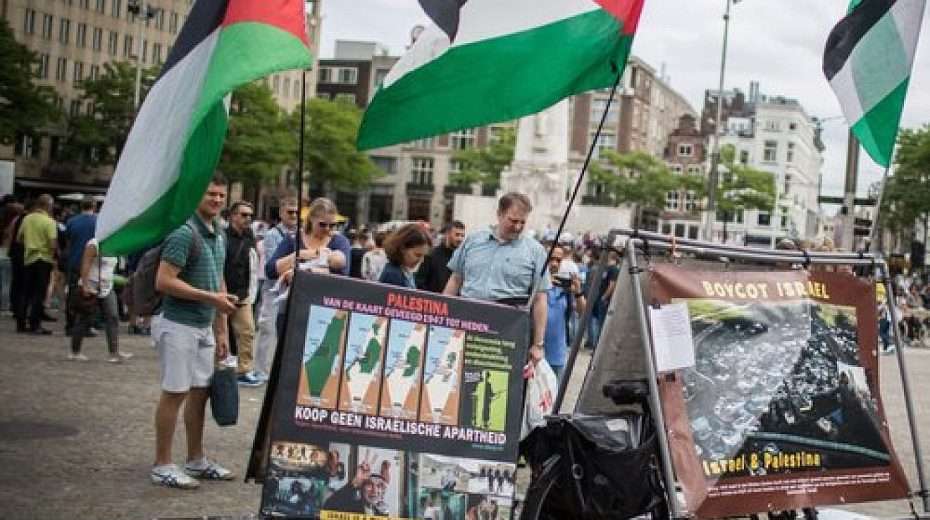 A pro-BDS display, with photos and Palestinian flags, at Dam Square in central Amsterdam June 24, 2016. Credit: Hadas Parush/Flash90.