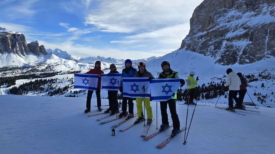Israeli flags on the slopes: We are proud of our country! Photo: Aviel Schneider