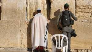 Soldiers pray for miracles in the war against Hamas. Photo: Michael Selutin