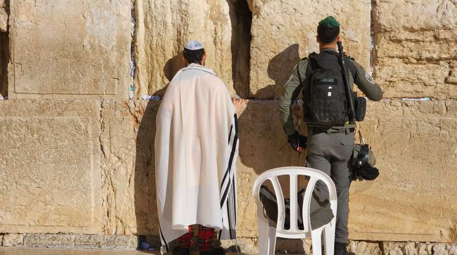 Soldiers pray for miracles in the war against Hamas. Photo: Michael Selutin