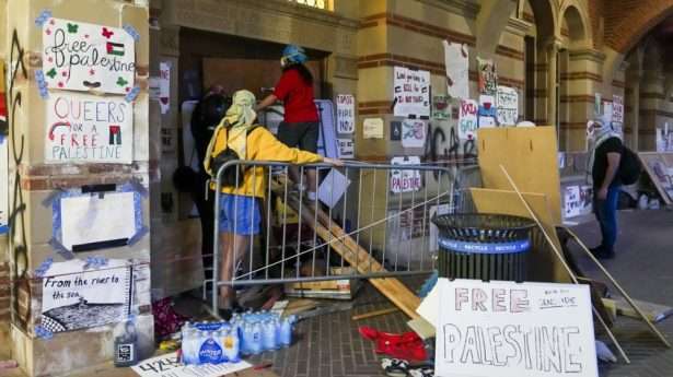 Pro-Palestinian protesters fortify their positions on the campus of University of California Los Angeles (UCLA). EPA-EFE/ALLISON DINNER