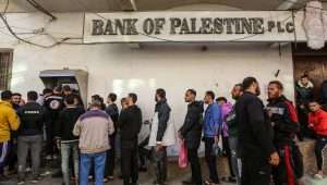 Palestinians line up at an ATM outside a Bank of Palestine branch in Rafah in the southern Gaza Strip, Dec. 8, 2023. Photo by Abed Rahim Khatib/Flash90.