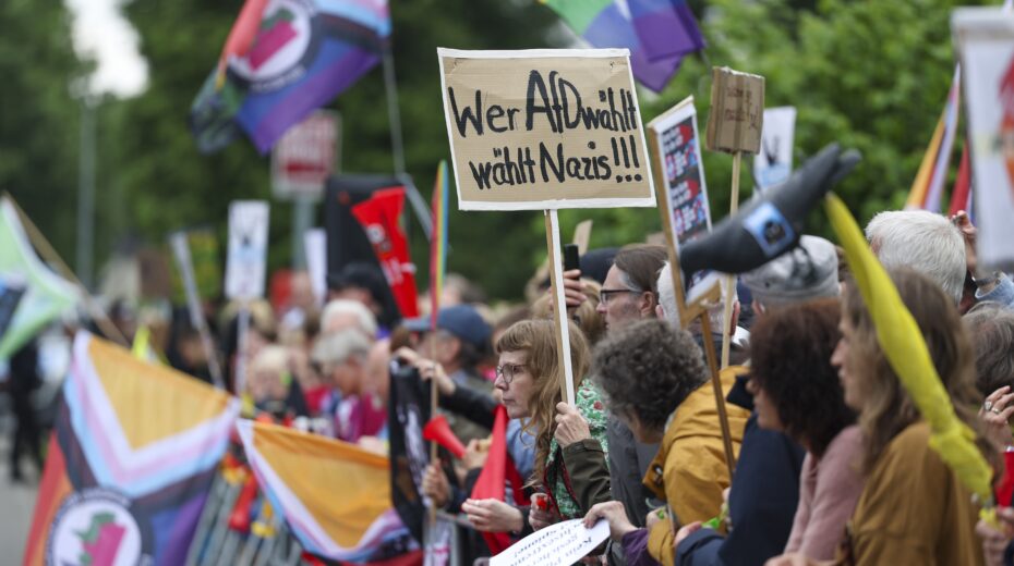Demonstration against the Alternative for Germany (AfD) in front of the event center in Marl on May 25, 2024. Photo: EPA-EFE/CHRISTOPHER NEUNDORF