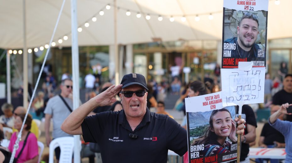 People hold up pictures of freed hostages and celebrate at Hostages Square in Tel Aviv, Israel, June 8, 2024. Photo: EPA-EFE/ABIR SULTAN