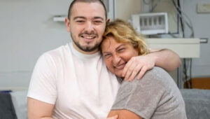 Almog Meir Jan and his mother, Orit, at Sheba Medical Center in Ramat Gan's Tel Hashomer neighborhood. Credit: IDF Spokesperson’s Office.