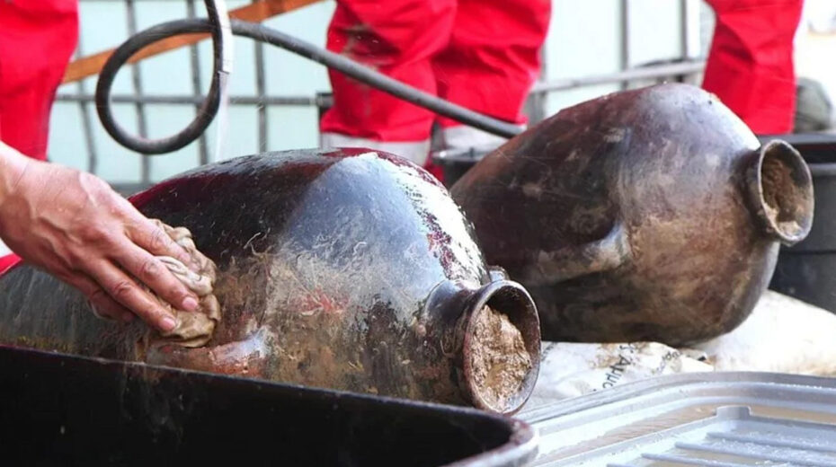 Canaanite jars are exposed to daylight after more than 3,300 years on the bottom of the Mediterranean Sea. Photo: Emil Aladjem / Israel Antiquities Authority.