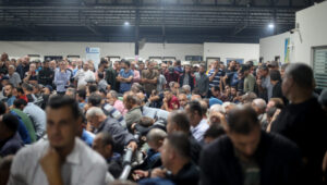 Before the war: Palestinian workers wait at the Erez border crossing to Israel. Today, a large part of the population no longer wants to see them in Israel. Trust has been broken. Photo by Atia Mohammed/Flash90