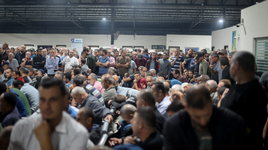 Before the war: Palestinian workers wait at the Erez border crossing to Israel. Today, a large part of the population no longer wants to see them in Israel. Trust has been broken. Photo by Atia Mohammed/Flash90