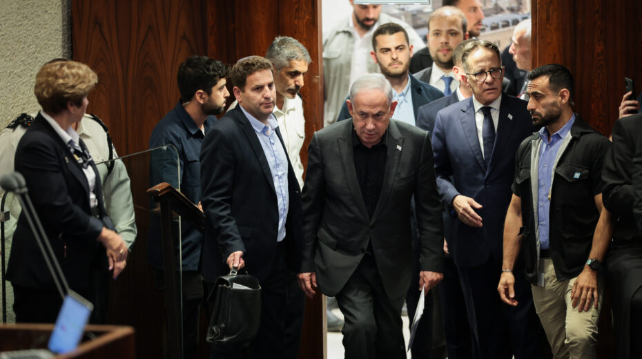 Israeli Prime Minister Benjamin Netanyahu presents the new emergency government in a special session in the Knesset plenary hall on October 12, 2023. Photo: Noam Revkin Fenton/Flash90