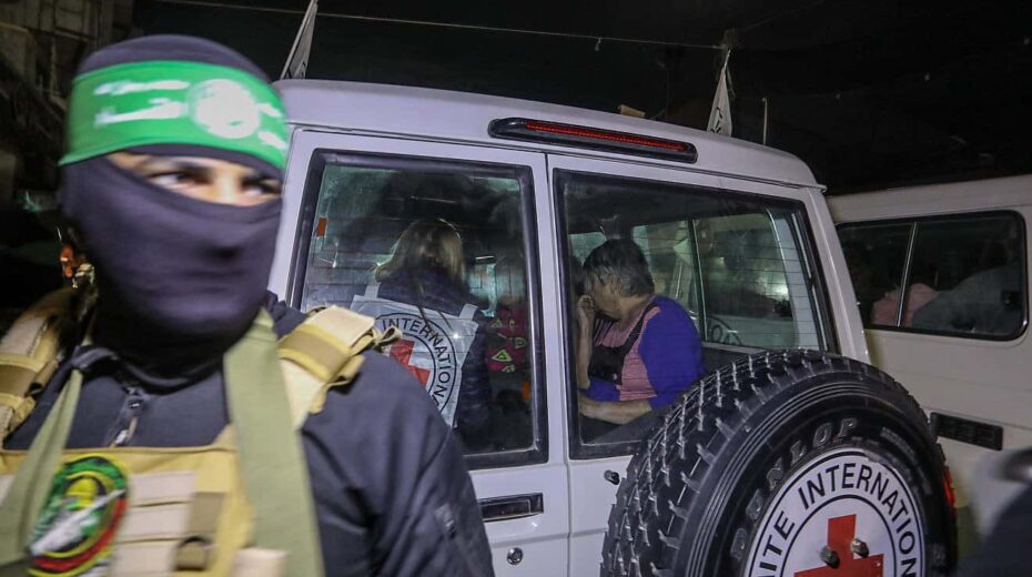 A Hamas terrorist releases Israeli hostages to the Red Cross, in Rafah, in the southern Gaza Strip, Nov. 28, 2023. Credit: Flash90.