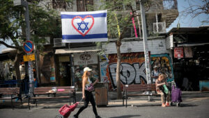 A large Israeli flag near the Carmel Market in Tel Aviv, April 2, 2024. Photo by Miriam Alster/Flash90.
