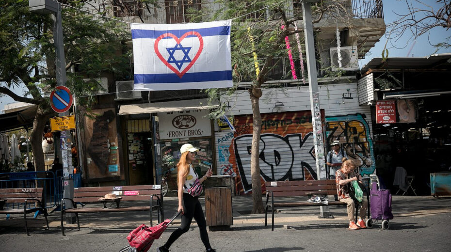 A large Israeli flag near the Carmel Market in Tel Aviv, April 2, 2024. Photo by Miriam Alster/Flash90.