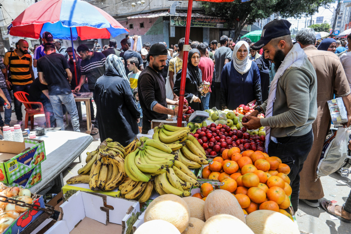 Palestinians from around the Gaza Strip shopping at a market in Deir al-Balah, in the central Gaza Strip, on May 23, 2024. Photo by Abed Rahim Khatib/Flash90