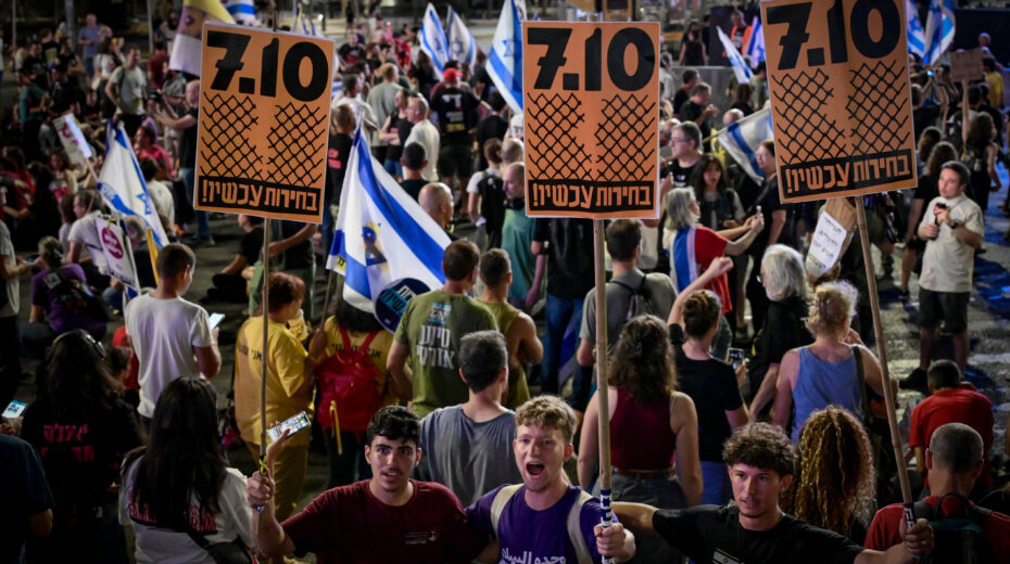 Demonstration for the release of Israeli hostages in the Gaza Strip and against the Israeli government on June 15, 2024 in front of the Ministry of Defense in Tel Aviv. Photo: Avshalom Sassoni/Flash90