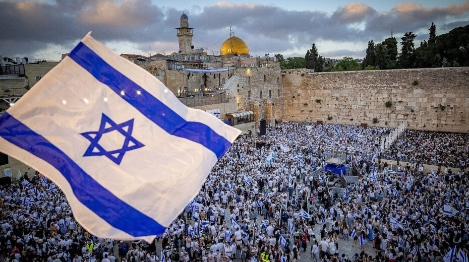 Crowds of Israelis wave flags at the Western Wall in Jerusalem's Old City during Jerusalem Day celebrations, May 18, 2023. Photo by Yonatan Sindel/Flash90.