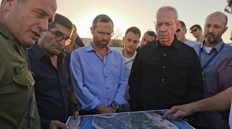 Israel Gantz, head of the Binyamin Regional Council and Yesha Council, shows a map to Defense Minister Yoav Gallant (r). Credit: Binyamin Regional Council.