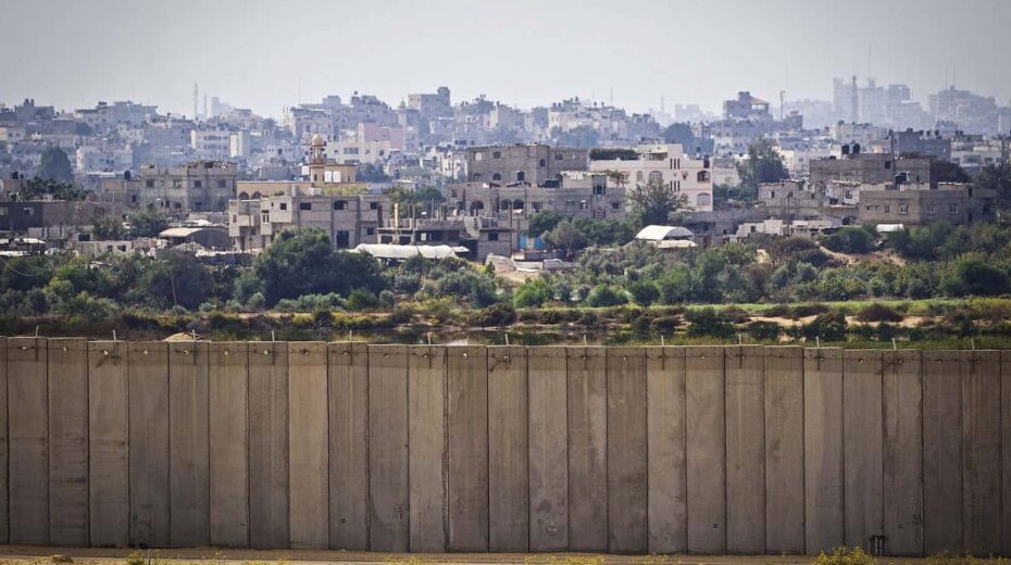 View of Beit Lahia in the northern Gaza Strip from the fence bordering the southern Israeli town of Netiv Ha'asara, Nov. 5, 2016. Photo by Doron Horowitz/Flash90.
