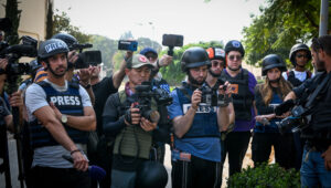 Illustration. Local and foreign journalists gather near Gaza. Photo by Arie Leib Abrams/Flash90