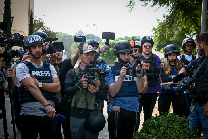 Illustration. Local and foreign journalists gather near Gaza. Photo by Arie Leib Abrams/Flash90