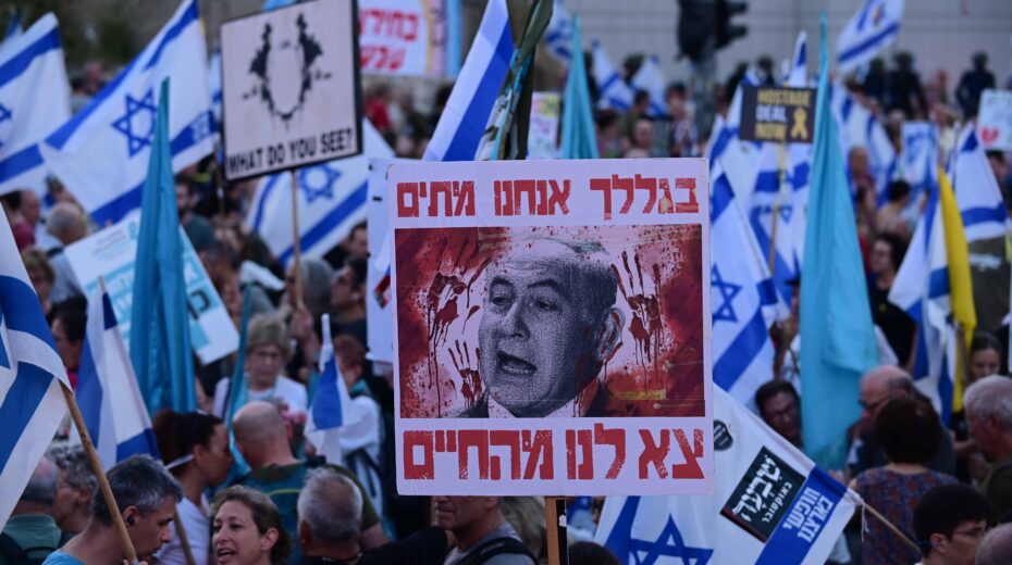 Demonstrations against Prime Minister Benjamin Netanyahu and the current Israeli government in front of the Defense Ministry in Tel Aviv, June 22, 2024. Photo by Tomer Neuberg/Flash90