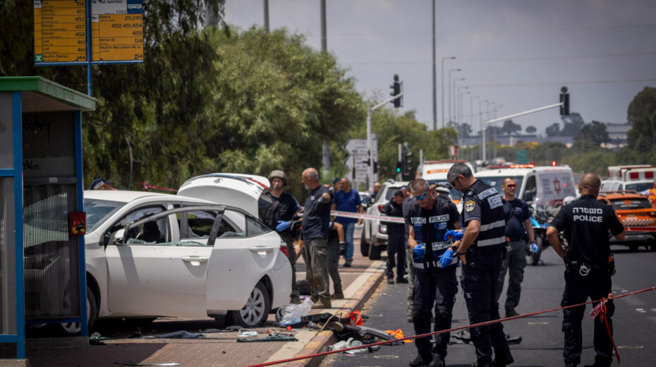 Israeli security and rescue forces on the scene after a terrorist attack at the Nir Tzvi junction in central Israel on July 14, 2024. Photo: Yossi Aloni/Flash90
