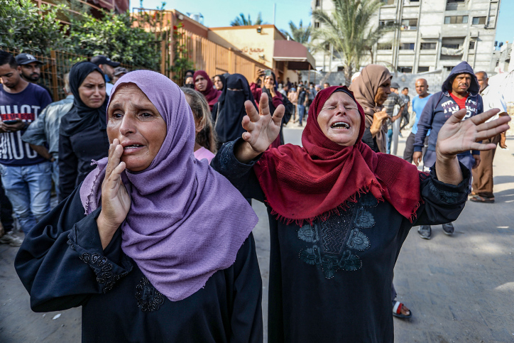 Palestinians mourn near bodies of Palestinians killed in Israeli airstrikes at the Nasser Hospital in Khan Yunis, July 25, 2024. Photo by Abed Rahim Khatib/Flash90