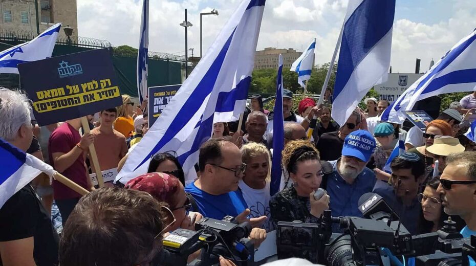 Israelis call for increased military pressure on Hamas, in Jerusalem on Sunday. Photo: The Tikva Forum.