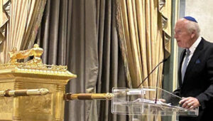 Philanthropist Lewis Topper unveils a pure gold replica of the biblical Ark of the Covenant he had commissioned, at an Israel Heritage Foundation event in New York in June 2024. Credit: Courtesy.