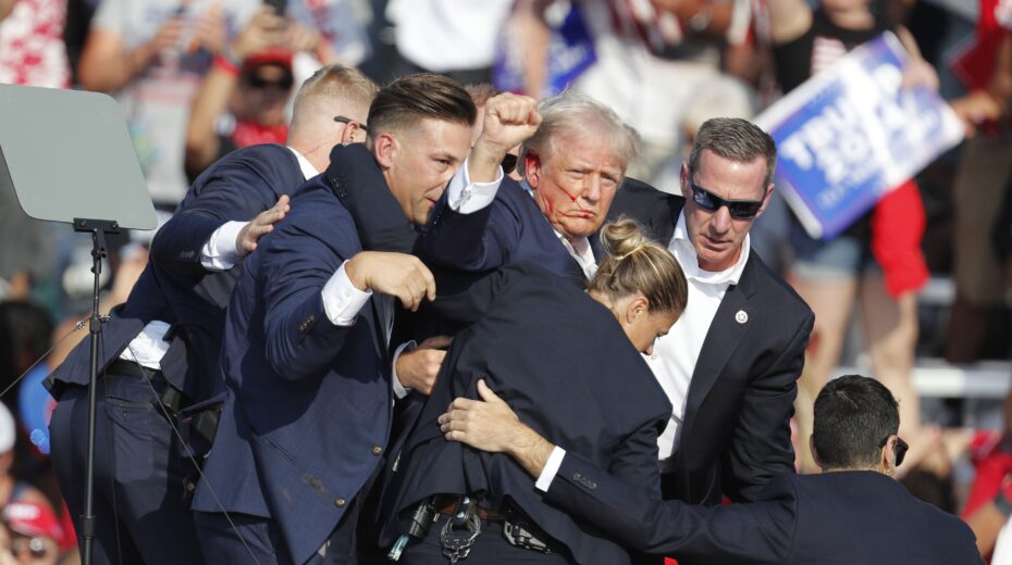 Shots fired at Trump on July 13, 2024 in Butler, Pennsylvania | Photo: David Maxwell/EPA-EFE