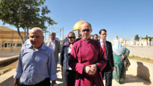 Archbishop of Canterbury and head of the Church of England Justin Welby, center, visits the Dome of the Rock in Jerusalem's Old City with Palestinian Muslim representatives, on June 27, 2013. Photo by Sliman Khader/Flash90.