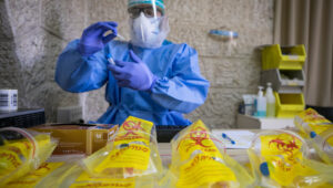 Illustration. Israeli doctors and medics perform COVID-19 tests. Photo by Olivier Fitoussi/Flash90