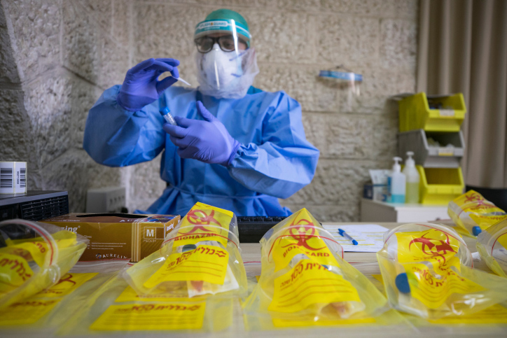 Illustration. Israeli doctors and medics perform COVID-19 tests. Photo by Olivier Fitoussi/Flash90