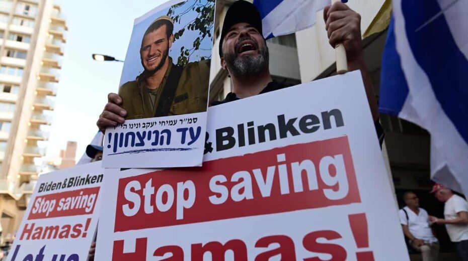 Israeli protesters demand the continuation of fighting in the Gaza Strip outside the U.S. embassy branch office in Tel Aviv, May 7, 2024. Photo by Tomer Neuberg/Flash90.