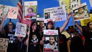 Israelis demonstrate in front of the US Embassy branch office in Tel Aviv for the release of hostages held by Hamas terrorists in Gaza. Photo: Chaim Goldberg/Flash90