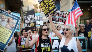 Demonstration in front of US Secretary of State Antony Blinken's hotel in Tel Aviv on August 19, 2024, for the release of Israeli hostages held by Hamas terrorists in the Gaza Strip. Photo: Avshalom Sassoni/Flash90