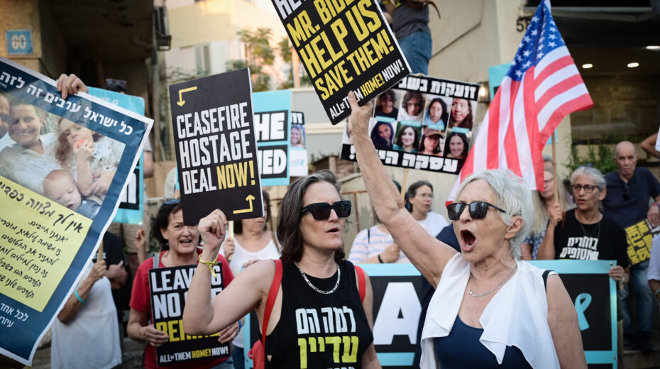 Demonstration in front of US Secretary of State Antony Blinken's hotel in Tel Aviv on August 19, 2024, for the release of Israeli hostages held by Hamas terrorists in the Gaza Strip. Photo: Avshalom Sassoni/Flash90