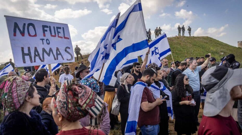 Israelis protest against aid trucks entering the Gaza Strip at the Kerem Shalom border crossing, Jan. 29, 2024. Photo by Chaim Goldberg/Flash90.