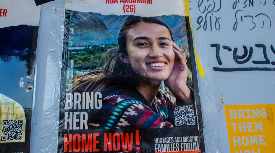 Poster of the now freed hostage Noa Argamani. Image: Shutterstock.