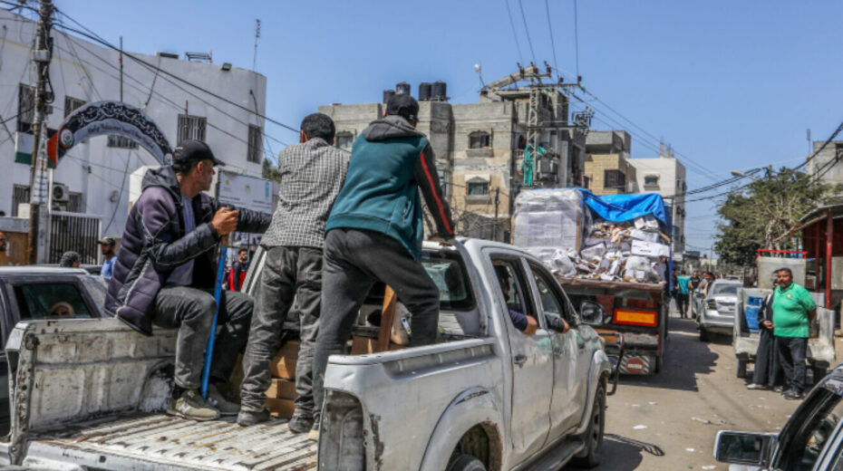Armed and masked Palestinians on trucks loaded with humanitarian aid entering Gaza through the Israeli Kerem Shalom Crossing, in the southern Gaza Strip, April 3, 2024. Photo by Abed Rahim Khatib/Flash90.